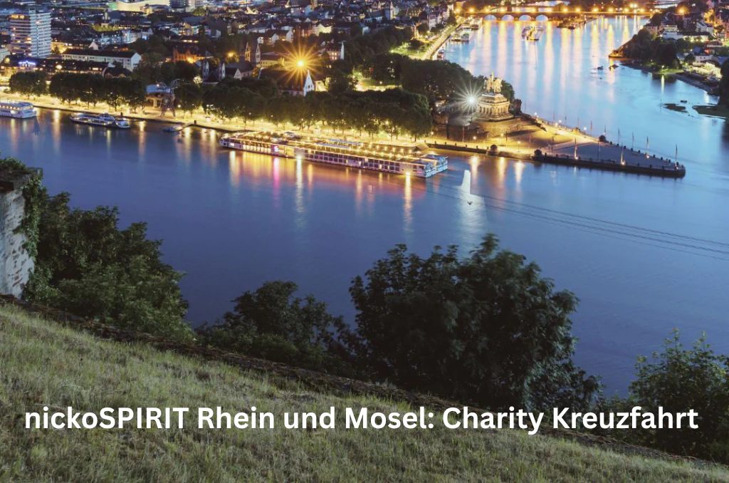 Ein beleuchtetes Flusskreuzfahrtschiff bei Nacht auf einem Fluss nahe einer beleuchteten Uferpromenade und einer Landzunge. Im Vordergrund steht der Text „nickoSPIRIT Rhein und Mosel: Charity Kreuzfahrt“. Ein beleuchtetes Flusskreuzfahrtschiff bei Nacht auf einem Fluss nahe einer beleuchteten Uferpromenade und einer Landzunge. Im Vordergrund steht der Text „nickoSPIRIT Rhein und Mosel: Charity Kreuzfahrt“.
